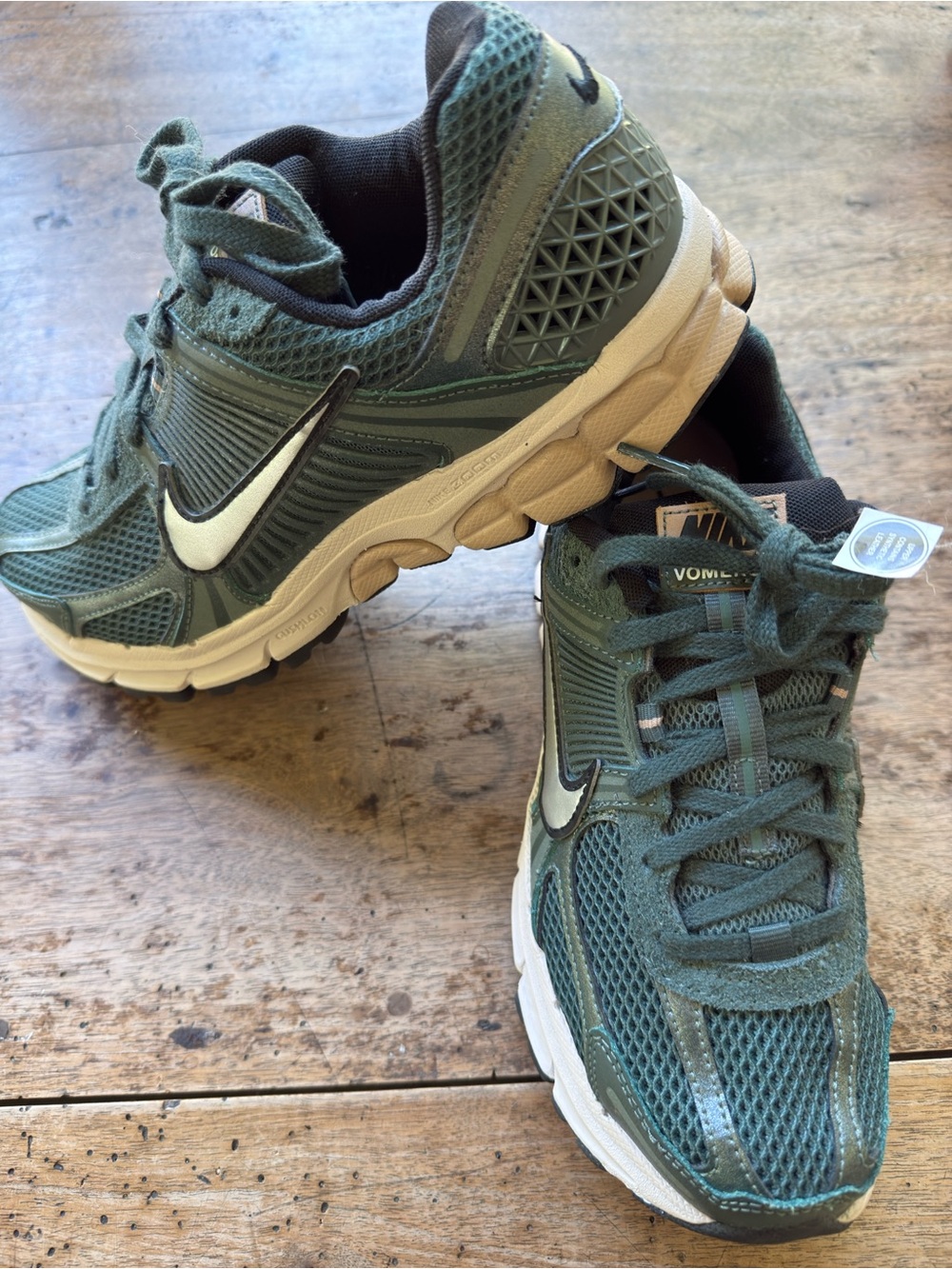 Nike Women's Green Vomero 5 Sneakers with White Swoosh sz 9